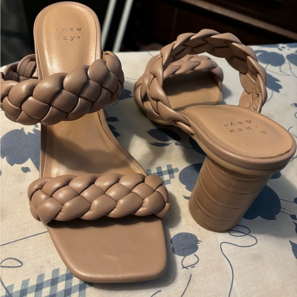 Heels - Picture 4 of 4